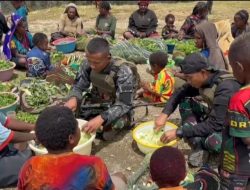 Satgas Yonif 112/DJ Jalin Kebersamaan Di Awal Tahun Lewat Makan Bersama Warga Papua