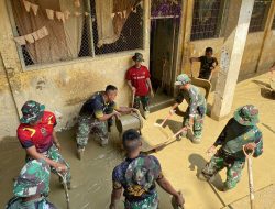 Prajurit Yonif 115/Macan Lauser Bersihkan Sekolah MTSS Darul Ulum Aceh Tamiang 