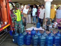 Kodim 0102/Pidie Salurkan Air Bersih bagi Warga Korban Banjir di Meurah Dua, Pidie Jaya