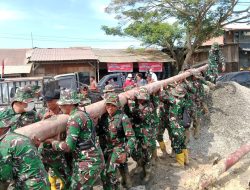 Prajurit Yonif 117/KY Bantu Pemasangan Listrik untuk Warga di Aceh Tamiang