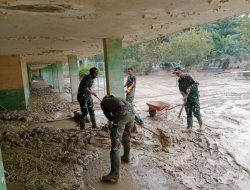 Prajurit Yonif 117/KY Bersihkan Lumpur Pasca Banjir di SD Swasta Dharma Patria Aceh Tamian