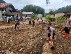 Polri Hadir Tanpa Jeda, Polsek Pegasing Gotong Royong Pulihkan Akses Jalan Pasca Bencana