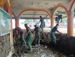 Prajurit Yonarmed 17/Rencong Cakti Bersihkan Meunasah Krueng Baroh, Pidie Jaya