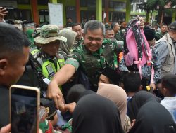 Kasad Kunjungi Sekolah Terdampak Banjir di Bener Meriah dan Bagikan Perlengkapan bagi Murid