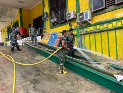 Puluhan Personel Yonif 115/ML Bersihkan Kantor Kesbangpol Aceh Tamiang