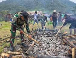 Hadiri Acara Bakar Batu, Satgas Yonif 112/DJ Jalin Kebersamaan Warga Puncak Jaya