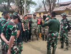 Prajurit TNI, Guru dan Siswa Gotong Royong bersihkan SMKN 1 Kuala Simpang