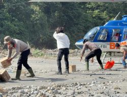 Polri Bantu Proses Penurunan Sembako dari Helikopter BNPB di Bener Meriah