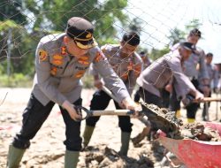 Kapolres Pidie Turun Langsung Pimpin Gotong Royong Bersihkan Lapangan Voli Pasca Banjir