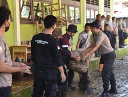 UPTD SMP Negeri 1 Samalanga Dibersihkan Polri Pasca Banjir
