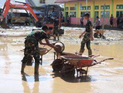 Masih tertutup lumpur, Prajurit Yonif TP 857/GG Bersihkan MTsN 2 Pidie Jaya