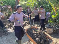 Polri Bersihkan Lumpur Tebal di SD Negeri 1 Peusangan Pascabanjir