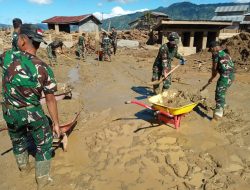 Prajurit TNI dan Warga besihkan Polindes Toweren Uken Aceh Tengah