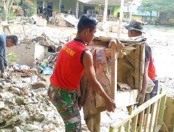 Prajurit Yonif 117/KY Bersihkan lumpur sisa banjir MIN 4 Kuala Simpang