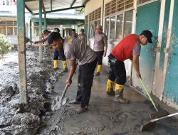 Polres Bireuen Kebut Pembersihan SD Negeri 11 Peusangan Agar Kegiatan Belajar Kembali Normal