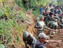 Prajurit Yonif 114/SM bersama warga gotong royong buka akses jalan tertutup longsor di Bener Meriah