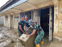 Prajurit Yonif 115/Macan Leuser Bersihkan lumpur banjir di lingkungan Kantor MPD Aceh Tamiang