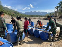 Prajurit Yonif TP 854, Relawan dan Warga gotong royong bangun jembatan darurat di Reje Payung, Aceh Tengah