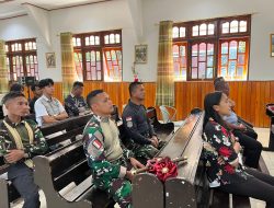 Satgas Yonif 112/DJ melaksanakan ibadah bersama warga Puncak Jaya sebelum purna tugas