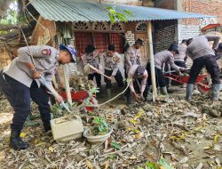 Wujud Kepedulian, Polres Pidie Bantu Bersihkan Rumah Warga Kecamatan Mutiara
