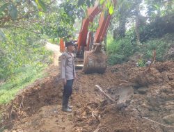 Beko Polri Dikerahkan Bersihkan Bahu Jalan di Dusun Bidari, Cegah Air Masuk Gorong-gorong