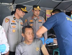 Biddokkes Polda Aceh Gelar Vaksinasi Tetanus Difteri bagi Personel Polres Pidie di Posko Tanggap Darurat Banjir