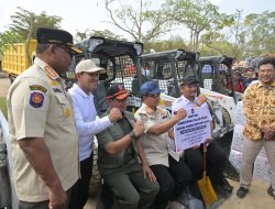 Wagub Aceh Dampingi Mendagri Serahkan Bantuan Presiden di Aceh Tamiang