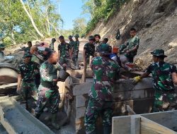 Personel Koramil 08/SN, Yonif TP 854/DK dan warga gotong royong bangun jembatan gantung Silih Nara Aceh Tengah