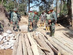 TNI dan Warga Gotong Royong Bangun Jembatan Darurat di Timang Gajah Bener Meriah