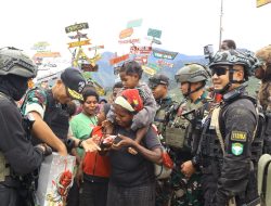 Danrem 173/PVB Bersama Dansatgas Yonif 112/DJ Tebar Kepedulian dan Berbagi Kasih di Pedalaman Papua