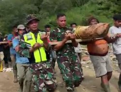 Prajurit TNI dan Warga Gotong Royong Bangun Jembatan darurat di Ketol Aceh Tengah