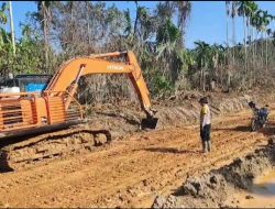 Beko Bantuan Polri Dikerahkan untuk Pembuatan Parit di Jalan Len Pipa Aceh Utara