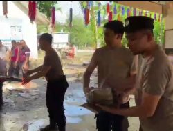 Pulihkan Sekolah Pascabanjir Bandang, Polres Bireuen Gotong Royong Bersihkan SD Negeri 11 Kutablang