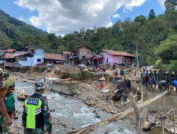TNI dan Warga Gotong Royong bangun Jembatan Darurat di Desa Termiara, Aceh Tamiang