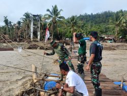 Rusak akibat arus sungai, Personel Kodim 0106/Aceh Tengah bersama Warga Gotong royong Perbaiki Jembatan darurat Reje Payung