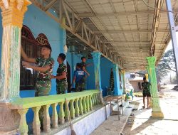 TNI Bersama Warga Gotong Royong Perbaiki Mushola di Aceh Tamiang