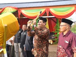 Pukul Bedug, Kadis PMG Aceh Besar Resmikan Bazar Ramadhan dan Launching Meunasah Gampong Leu Ue