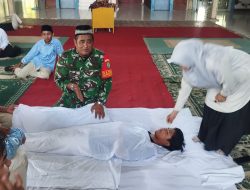 Babinsa Koramil 03/Lhoknga Beri Materi Pengurusan Jenazah di SMA Fajar Hidayah Aceh Besar
