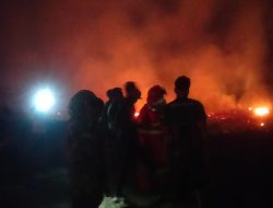 Babinsa Koramil 02/Karang Baru Kodim 0117/Aceh Tamiang Bantu Padamkan Kebakaran Tumpukan Kayu Pasca Banjir Bandang di Desa Tanjung Karang