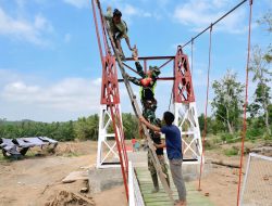 TNI dan Warga Rampungkan Pembangunan Jembatan Perintis Meunasah Krueng, Bireun
