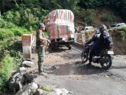 Wujud Kepedulian Lingkungan dan Keselamatan di Bener Meriah, TNI Bersama Warga Bersihkan Bahu Jalan