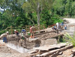 Pembangunan Jembatan Beton di Lawe Sikap 1 Aceh Tenggara Masuki Tahap Pemasangan Besi Penahan.