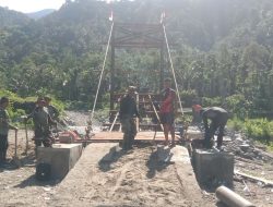 TNI Bersama Warga Laksanakan Pemasangan Rangka Lantai Jembatan Gantung Perintis di Ds. Teger Miko, Aceh Tenggara