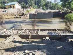 Pondasi Jembatan Beton di Desa Lawe Serke, Aceh Tenggara mulai dicor.