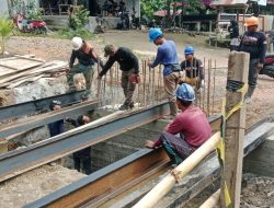 Kodim 0108/Agara Bersama Warga Gotong Royong Bangun Jembatan, di Ds Lawe Sikap II, Aceh Tenggara