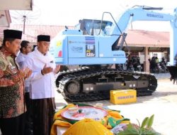 Pemkab Pidie Jaya Terima Satu Unit Excavator Dari KKP