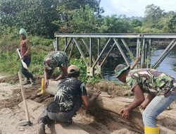 Personel Kodim 0107/Asel Bersama Warga Perbaiki Jembatan Rusak, Wujud Kepedulian TNI terhadap Keselamatan Masyarakat