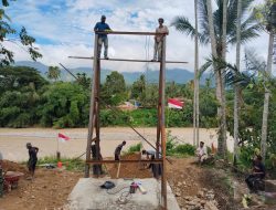 Kodim 0108/Agara Bersama Warga Timbun Pondasi Jembatan Gantung Perintis di Ds. Uning Abadi, Aceh Tenggara