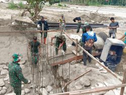 Kodim 0108/Agara Bersama Yon TP dan Warga Cor Pondasi Jembatan Gantung Penghubung Dua Kecamatan di Aceh Tenggara
