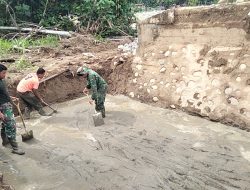 Kodim 0108/Agara dan Warga Cor Pondasi Jembatan Gantung Perintis di Desa Lawe Pinis, Aceh Tenggara